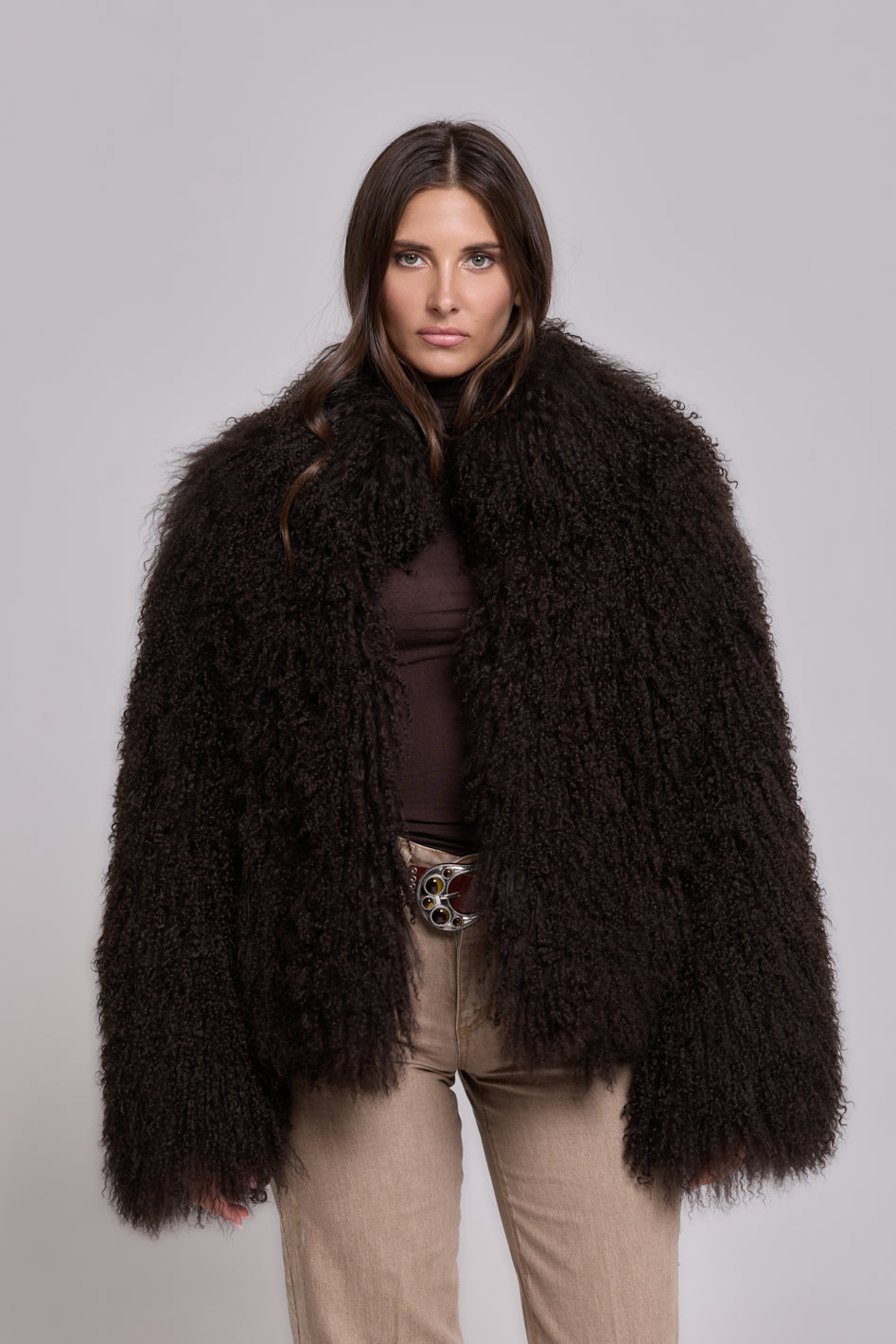 Manteau à col montant en peau de mouton de Mongolie