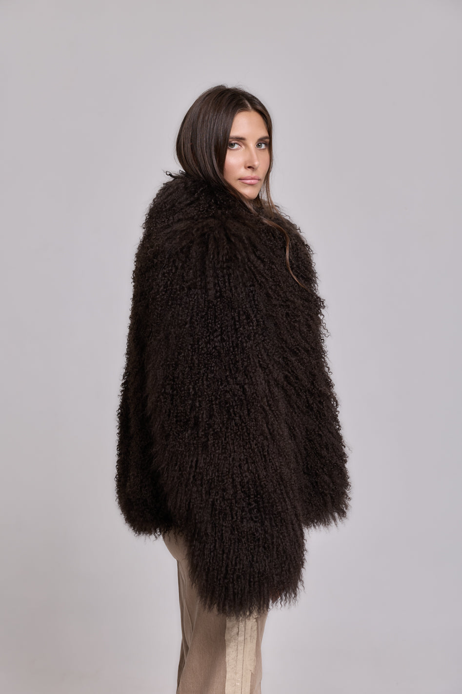 Manteau à col montant en peau de mouton de Mongolie