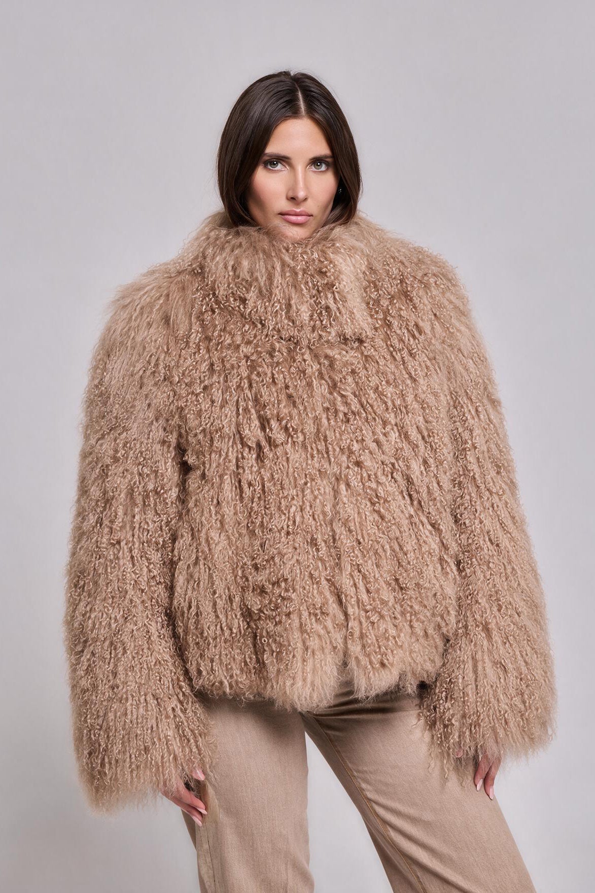 Manteau à col montant en peau de mouton de Mongolie