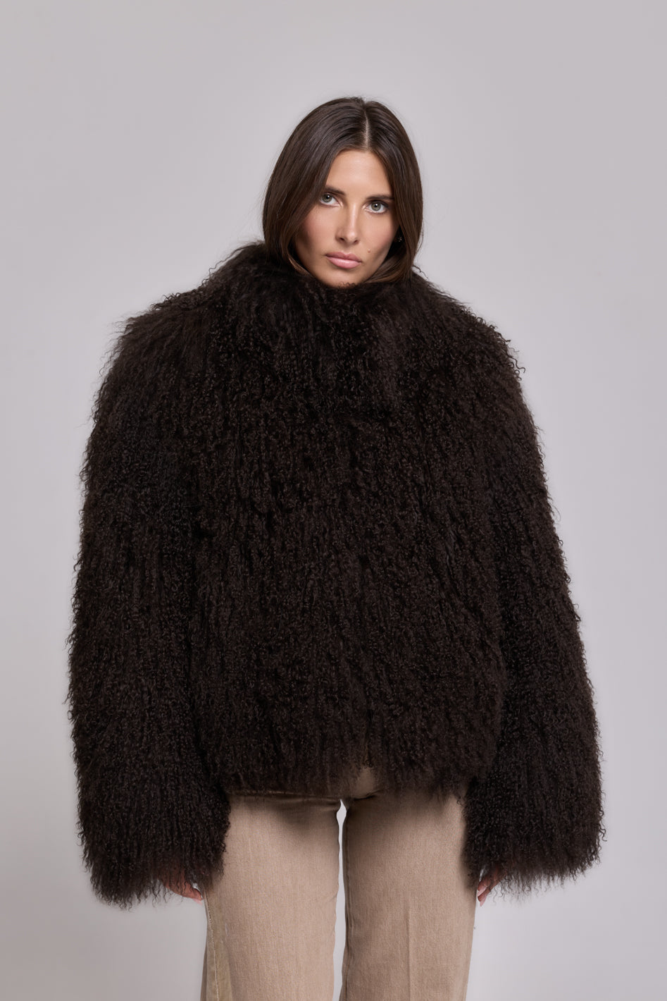 Manteau à col montant en peau de mouton de Mongolie