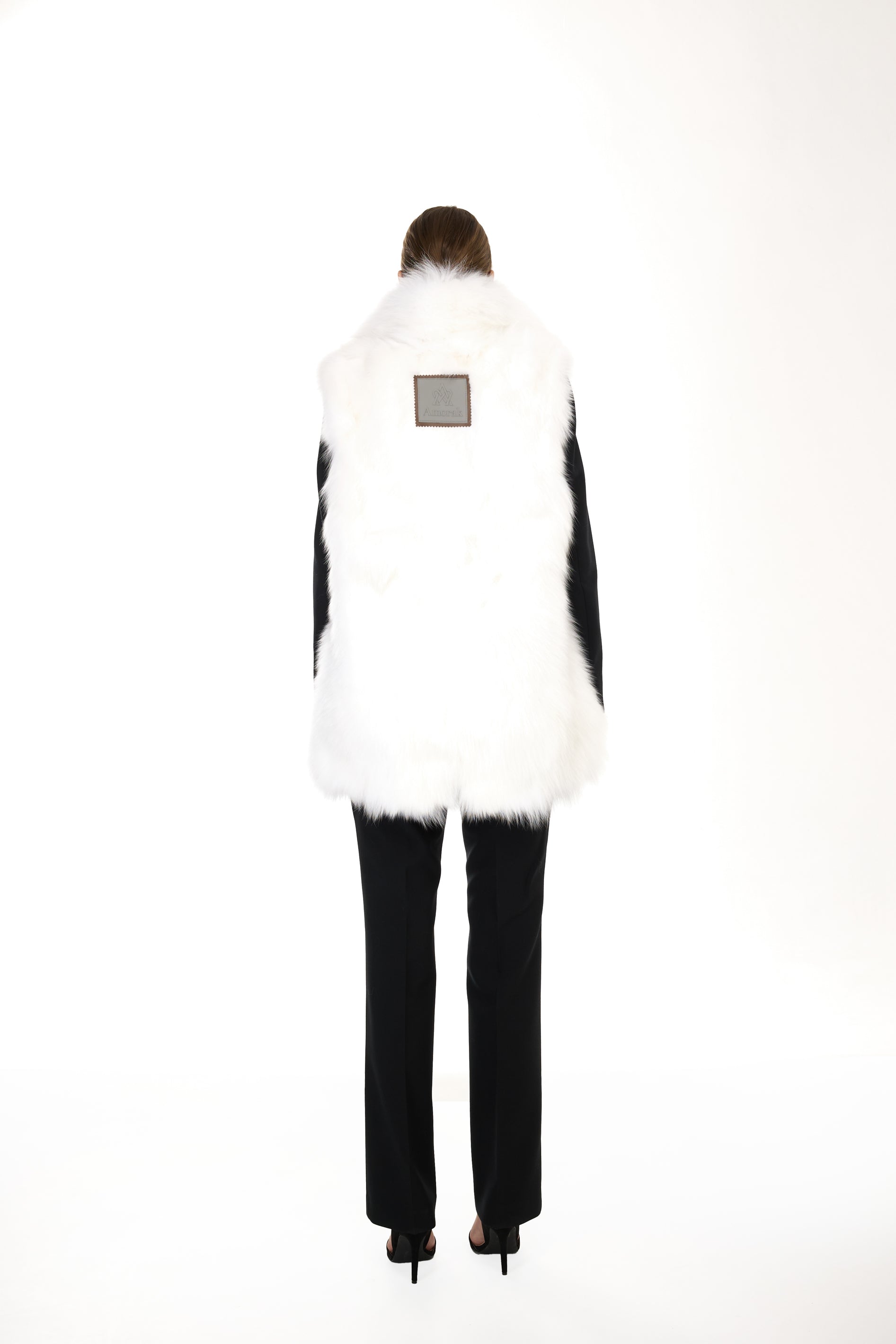 Eleganter WEISSer Parka mit hohem Kragen und abnehmbarer Fellweste