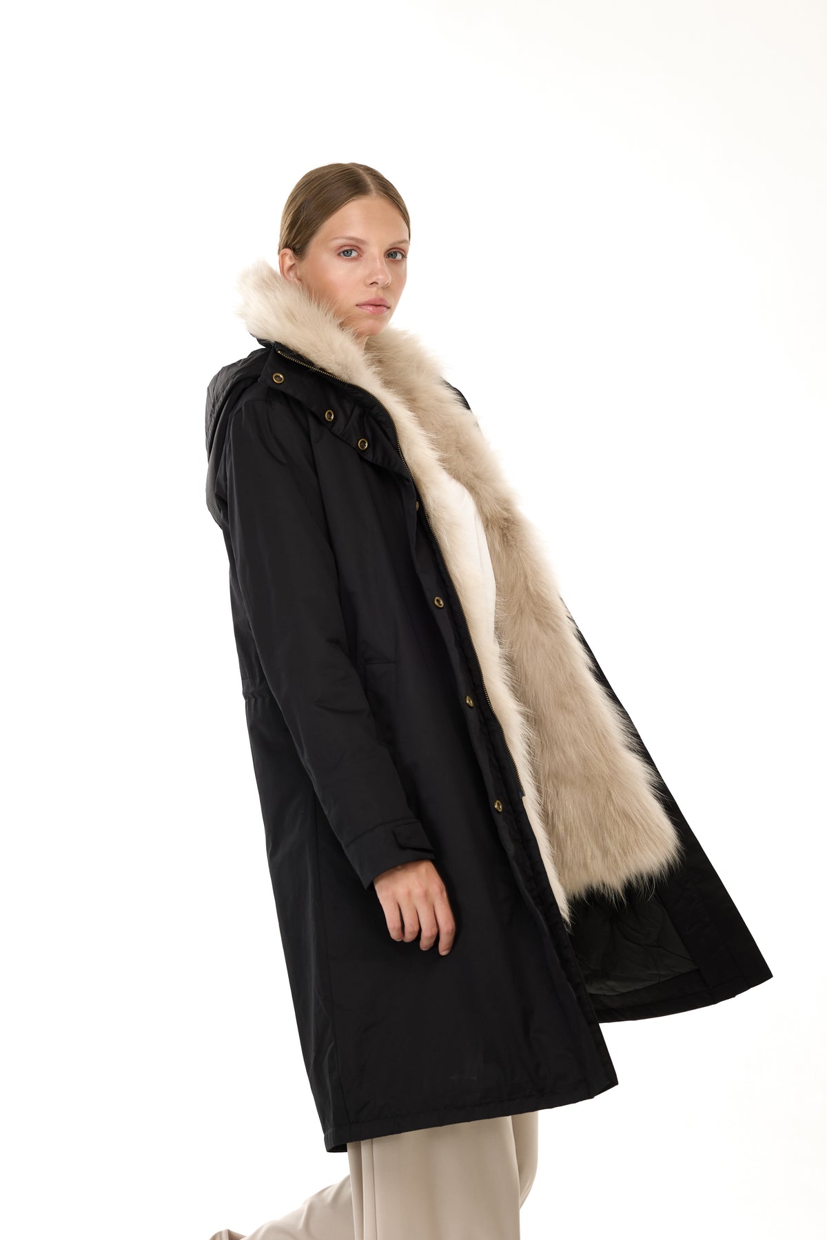 Eleganter beigefarbener, extralanger Parka mit hohem Kragen und abnehmbarer Fellweste