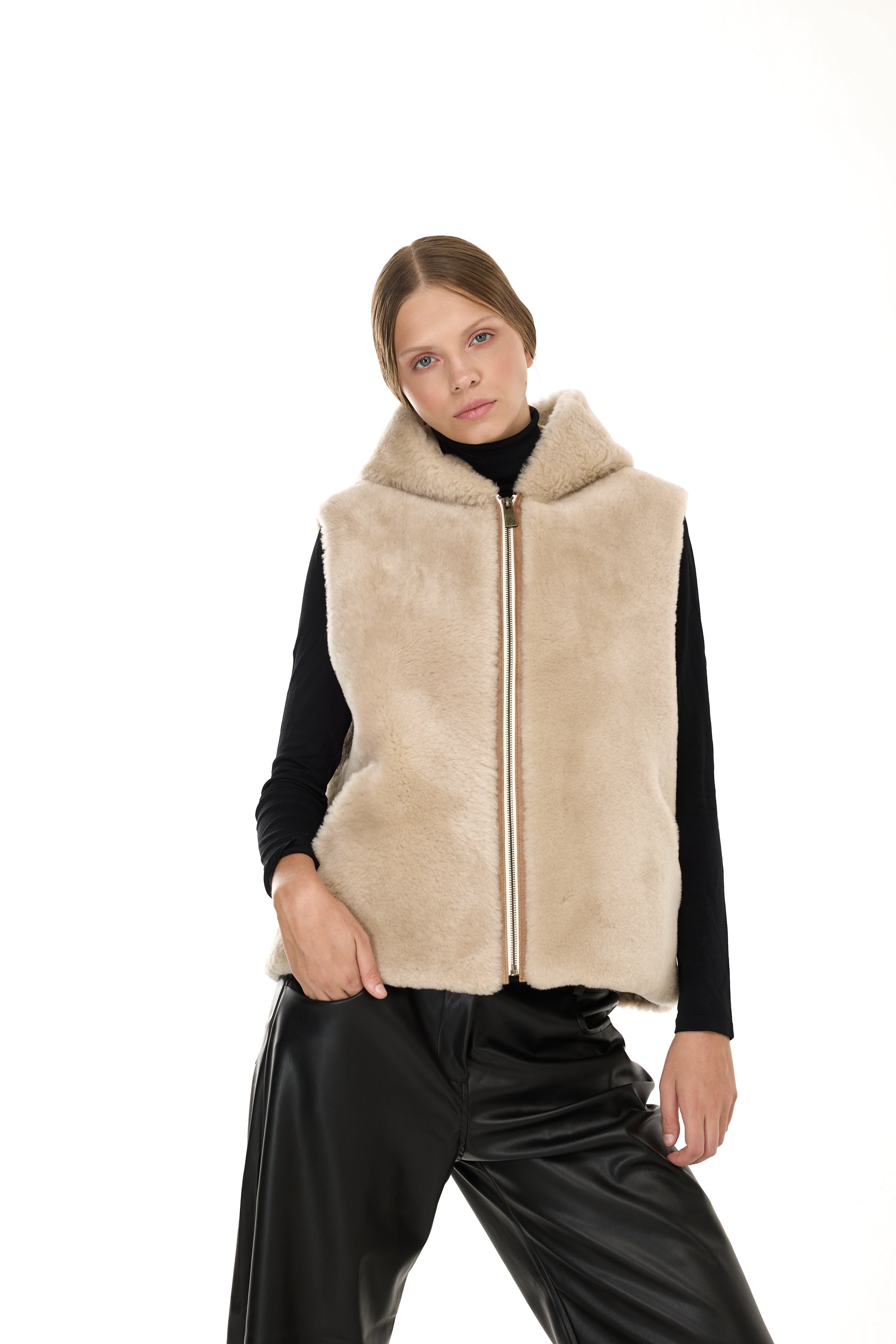 Chaleco con capucha lambe beige merino