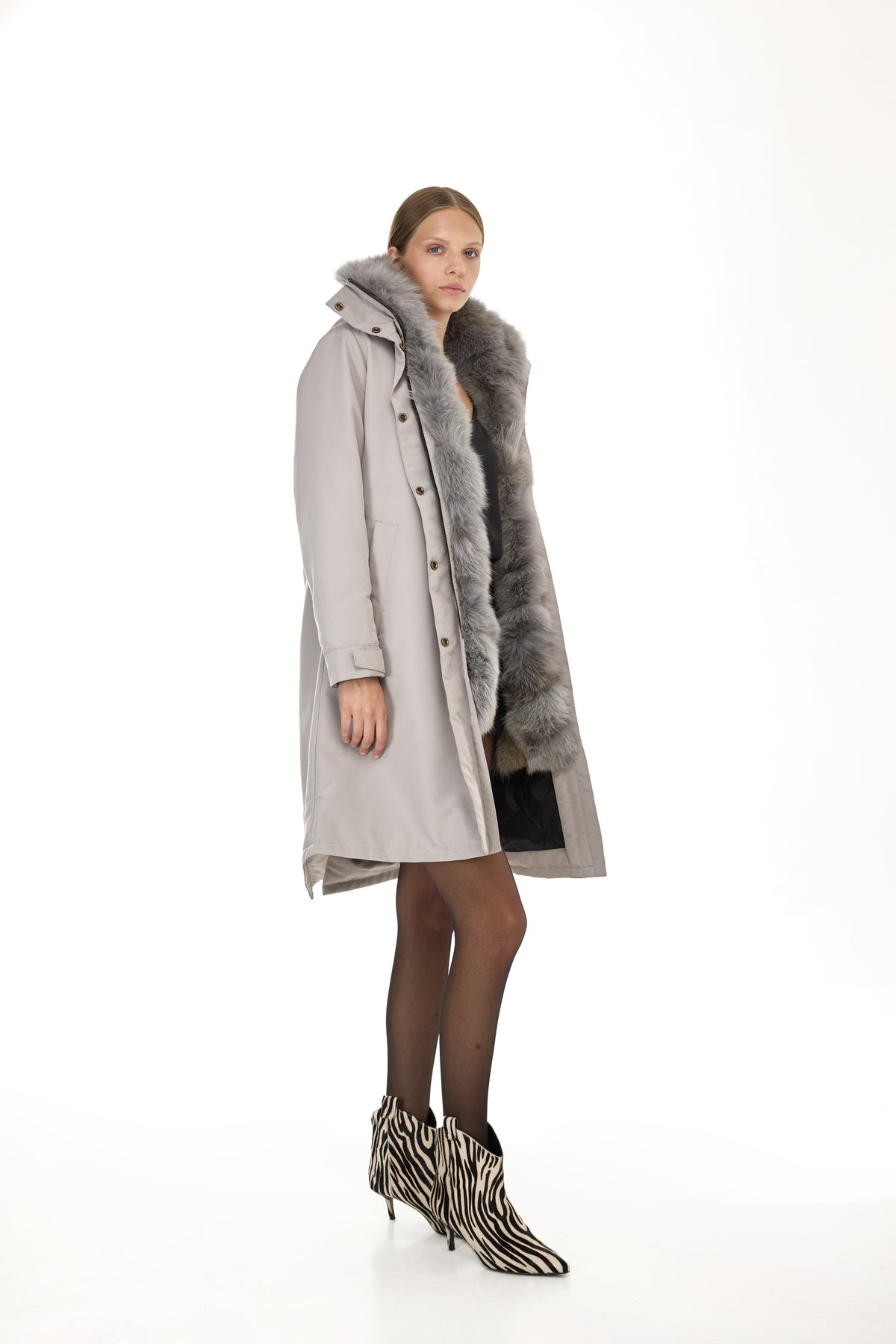 Elegante parka larga GRIS con cuello alto y chaleco de pelo extraíble