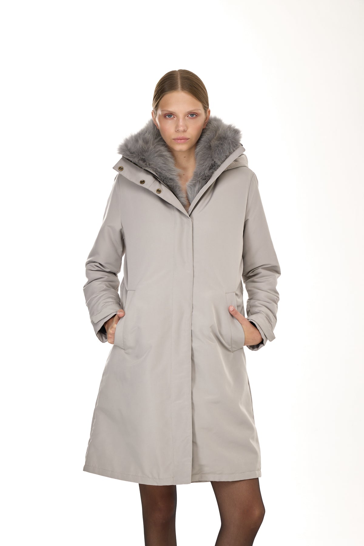 Elegante parka larga GRIS con cuello alto y chaleco de pelo extraíble