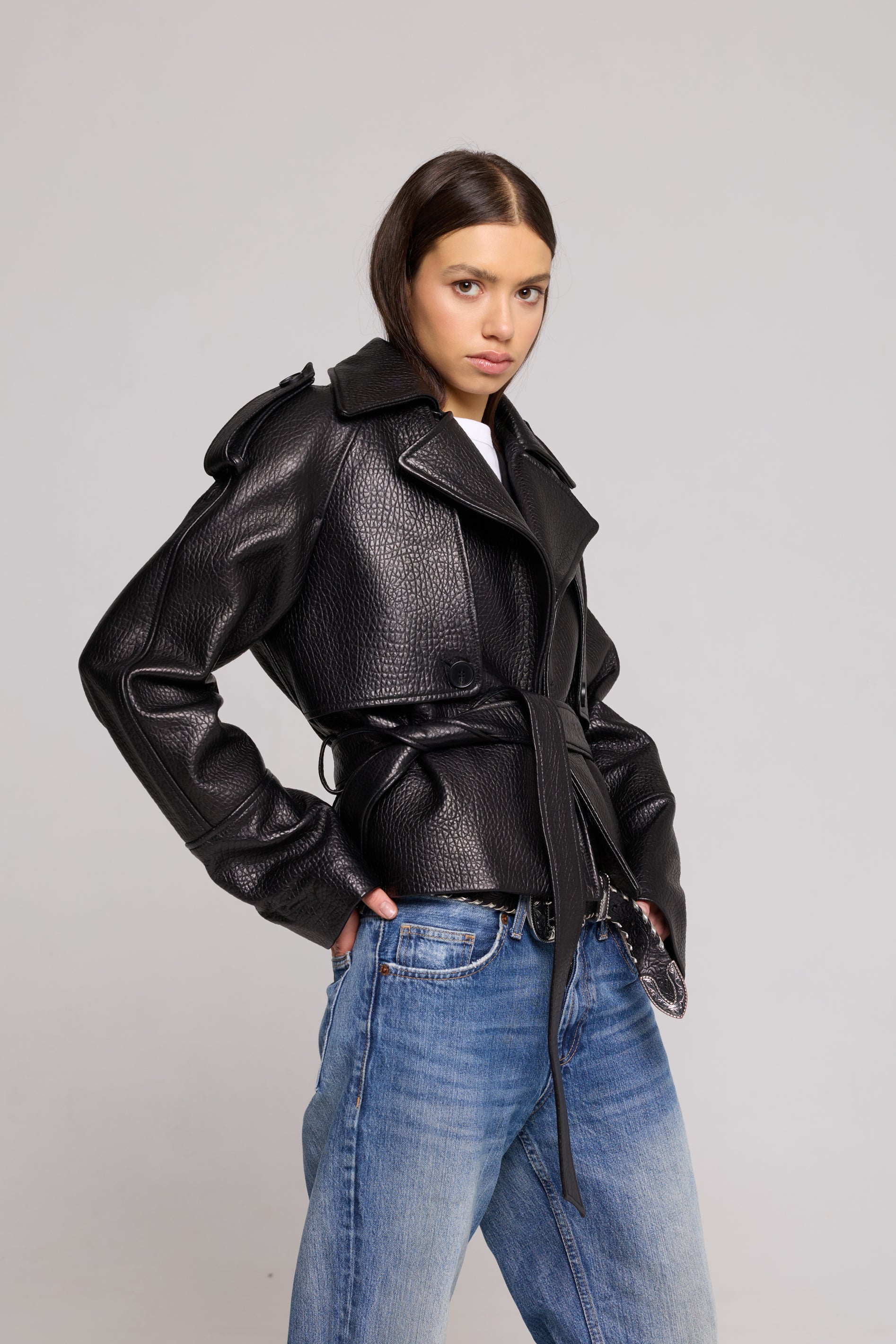 SHORT TRENCH IN VERA PELLE MARTELLATA