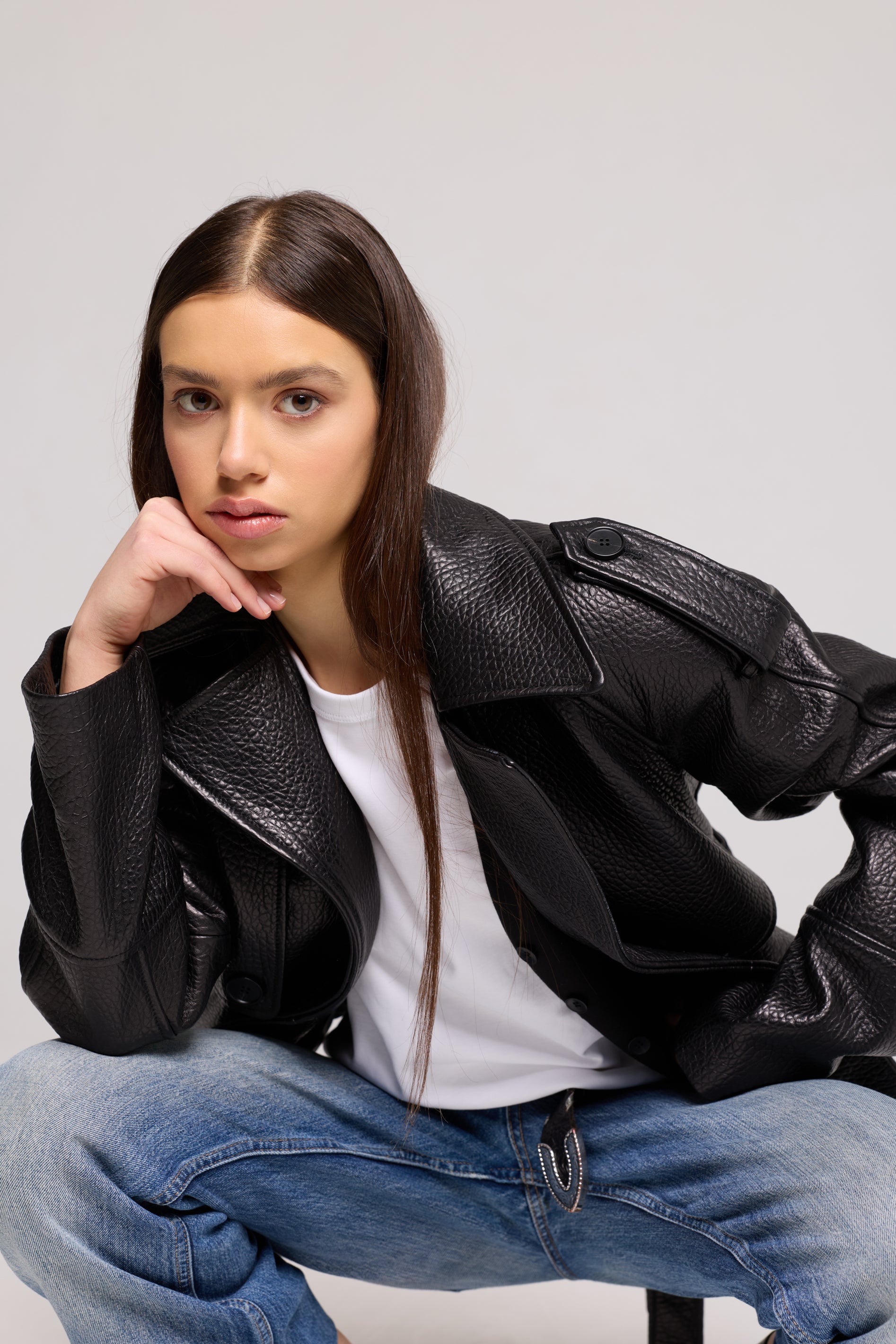 SHORT TRENCH IN VERA PELLE MARTELLATA